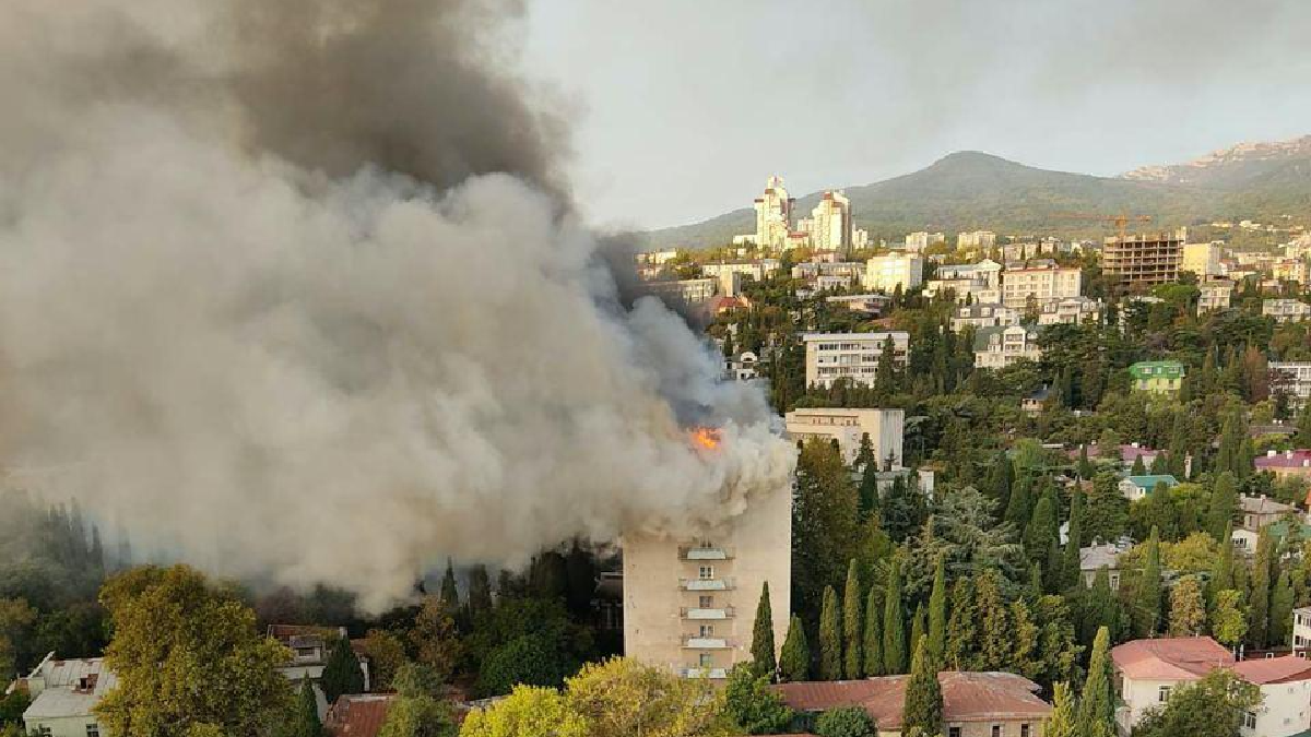 В Криму потужна пожежа охопила санаторій російського Міноборони 